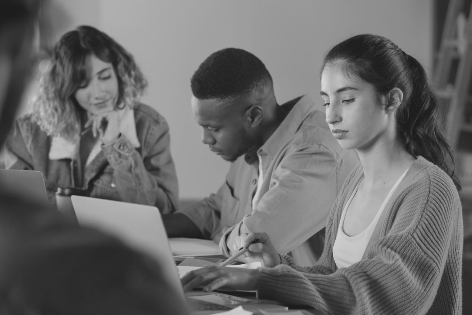 Personne travaillant sur des stratégies marketing digitales